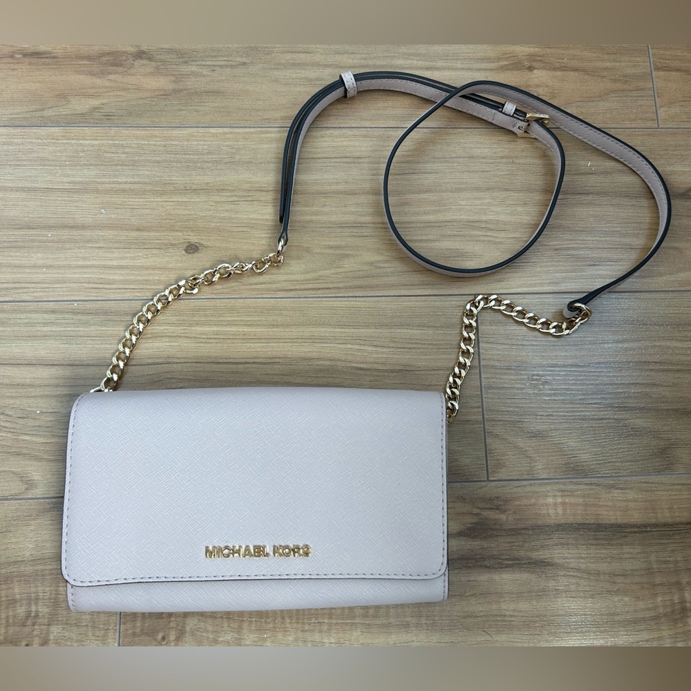 Michael Kors Jet Set Travel Crossbody
Purse - SMALL - Ballet - 35S8GTVC3L
$180